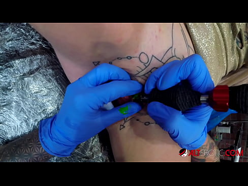 ❤️ Ekstreme tatuita varmulo Sully Savage ricevis tatuon sur sia klitoro ❌ Porno ĉe porno eo.ttsex.ru ️❤